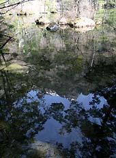上高地の明神池に写る風景