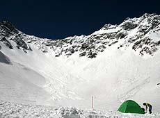 雪に覆われた穂高連峰とテント