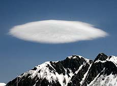 北アルプスの山頂に浮かぶ傘雲