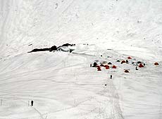 雪に覆われた北アルプスの麓の山小屋とテント
