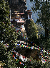 ブータンの聖地の崖に建つタクツァン僧院