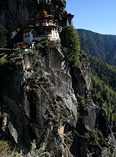 ブータンの聖地の崖の上に建つタクツァン僧院