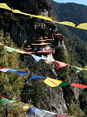 ブータンの聖地の崖の上に建つタクツァン僧院とタルチョ