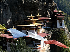 ブータンの聖地の崖の上に建つタクツァン僧院とタルチョ