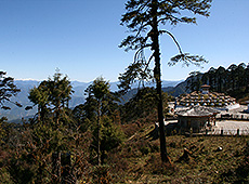 ブータンのドチェラ峠のお堂とブータンヒマラヤ