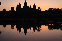 カンボジアのアンコールワットの夜明け