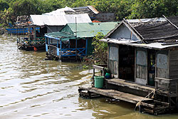 カンボジアのトンレサップ湖に浮かぶ家