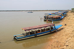 カンボジアのトンレサップ湖の観光船