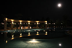 満月が浮かぶホテルの中庭