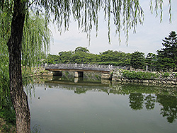 世界遺産の姫路城の堀にかかる桜門橋
