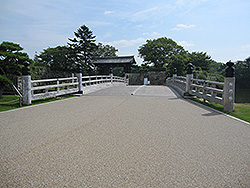 世界遺産の姫路城の桜門橋
