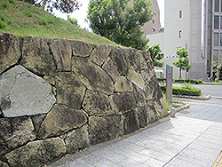 世界遺産の姫路城の中堀に残る石垣