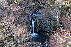 四万温泉の楓仙峡の小泉の滝