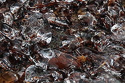 四万温泉の水晶山から湧き出る水の天然氷