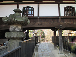 上野公園の重要文化財寛永寺清水観音堂の渡り廊下と参道