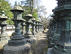 上野公園の重要文化財上野東照宮の銅燈籠
