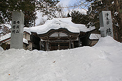 雪に埋もれる湯西川温泉の慈光寺