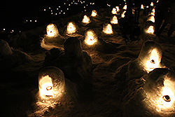日本夜景遺産の湯西川温泉のかまくら祭
