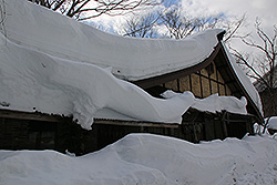 湯西川温泉の雪に埋もれる古民家