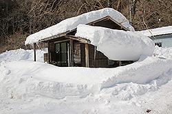 豪雪に埋まる湯西川温泉の小屋