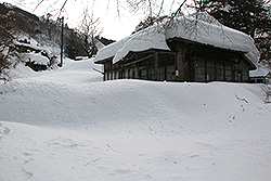 湯西川温泉の雪に埋もれる民家