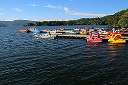 磐梯高原の桧原湖の桟橋とボート