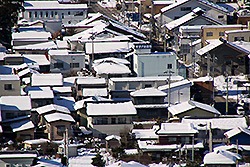 雪が積もった信濃大町