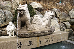 韓国の世界遺産石窟庵の湧き水
