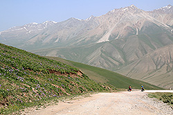 キルギスの天山山脈とハイカー