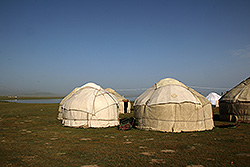 キルギスのソン・クル湖畔の草原と遊牧民のユルタ