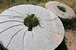 キルギスの世界遺産ブラナの石臼