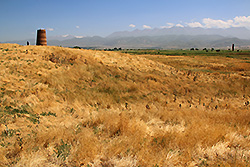 キルギスの世界遺産ブラナの塔とシルクロードの草原