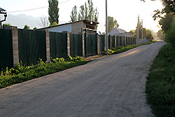 キルギスの早朝のチョンケミン渓谷の村