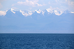 キルギスのイシク・クル湖から見た天山山脈