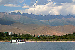 キルギスのイシク・クル湖と天山山脈