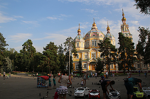 カザフスタンの28人のパンフィロフ戦士公園のゼンコフ正教教会