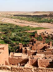 モロッコの世界遺産アイト・ベン・ハッドゥから見た麓のオアシス