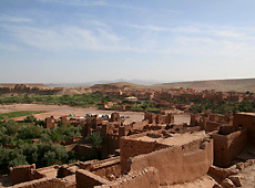 モロッコの世界遺産アイト・ベン・ハッドゥから見たオアシス風景