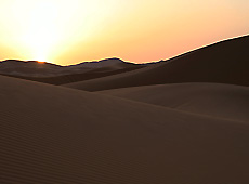 サハラ砂漠の夜明け