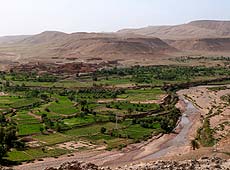 モロッコの世界遺産アイト・ベン・ハッドゥから見たオアシス風景