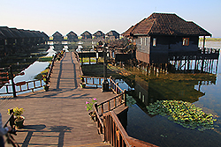 ミャンマーの水上コテージ「ミャンマートレジャーリゾート」はインレー湖の夕日の名所
