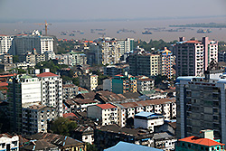 ミャンマーのヤンゴンの市街地とヤンゴン川