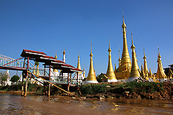 ミャンマーのインレー湖の仏塔