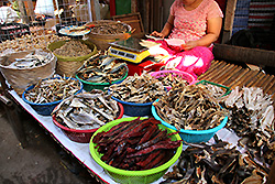 ミャンマーの市場の干物