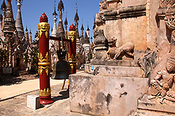ミャンマーのカックー遺跡の鐘