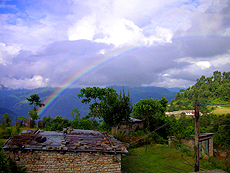 ネパールのヒマラヤにかかる虹