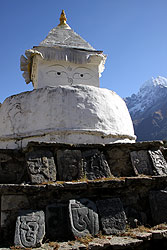 ヒマラヤの麓にたつ仏塔とマニ石