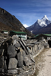 ヒマラヤの奥地クムジュン村のマニ石とアマダブラム峰