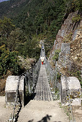 ヒマラヤのエベレスト街道に架かるつり橋