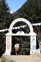 ヒマラヤのルクラにあるエベレスト街道の入り口のゲート